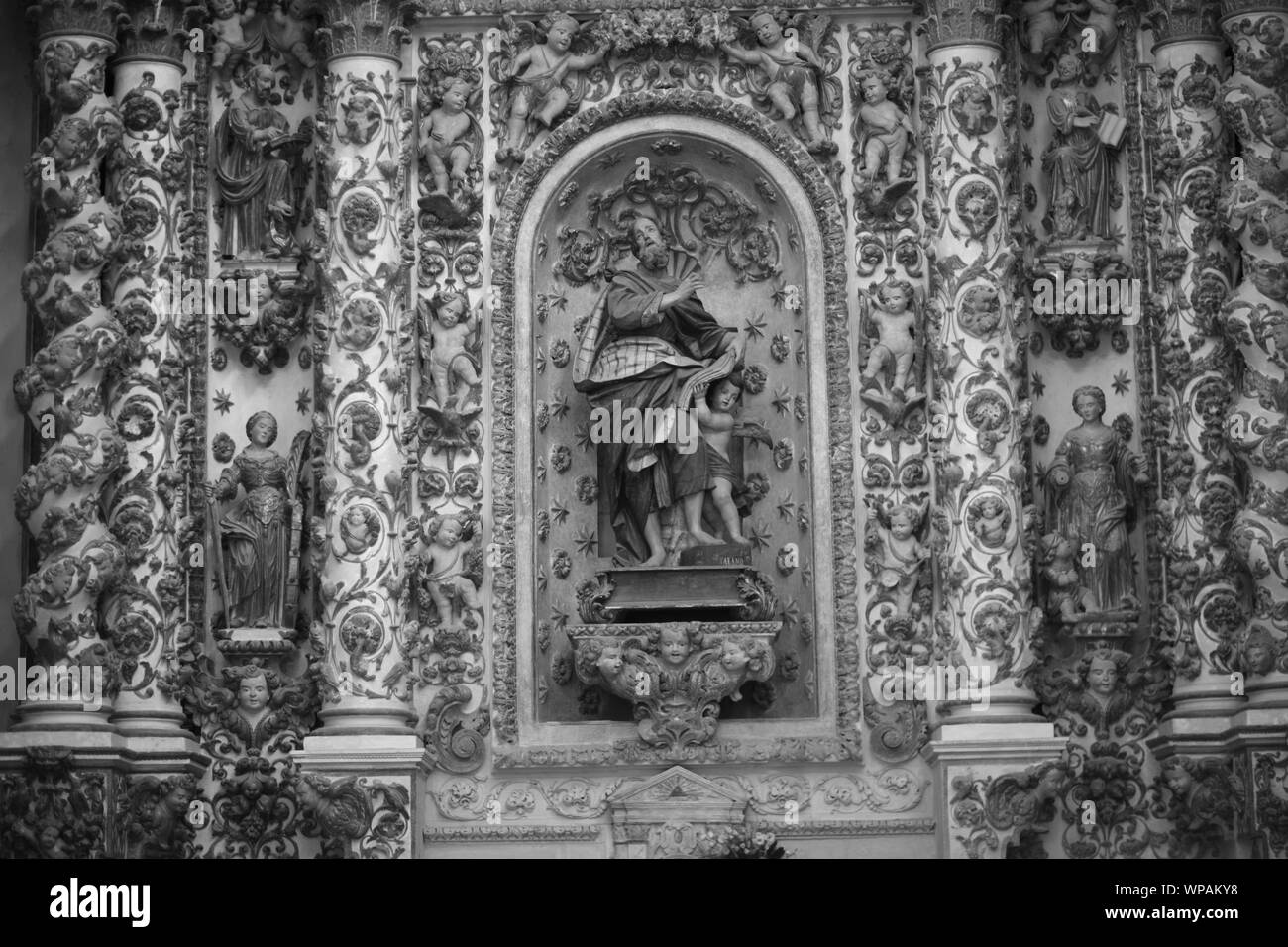 Fragment de décoration d'intérieur de la cathédrale de Lecce, Italie. Banque D'Images