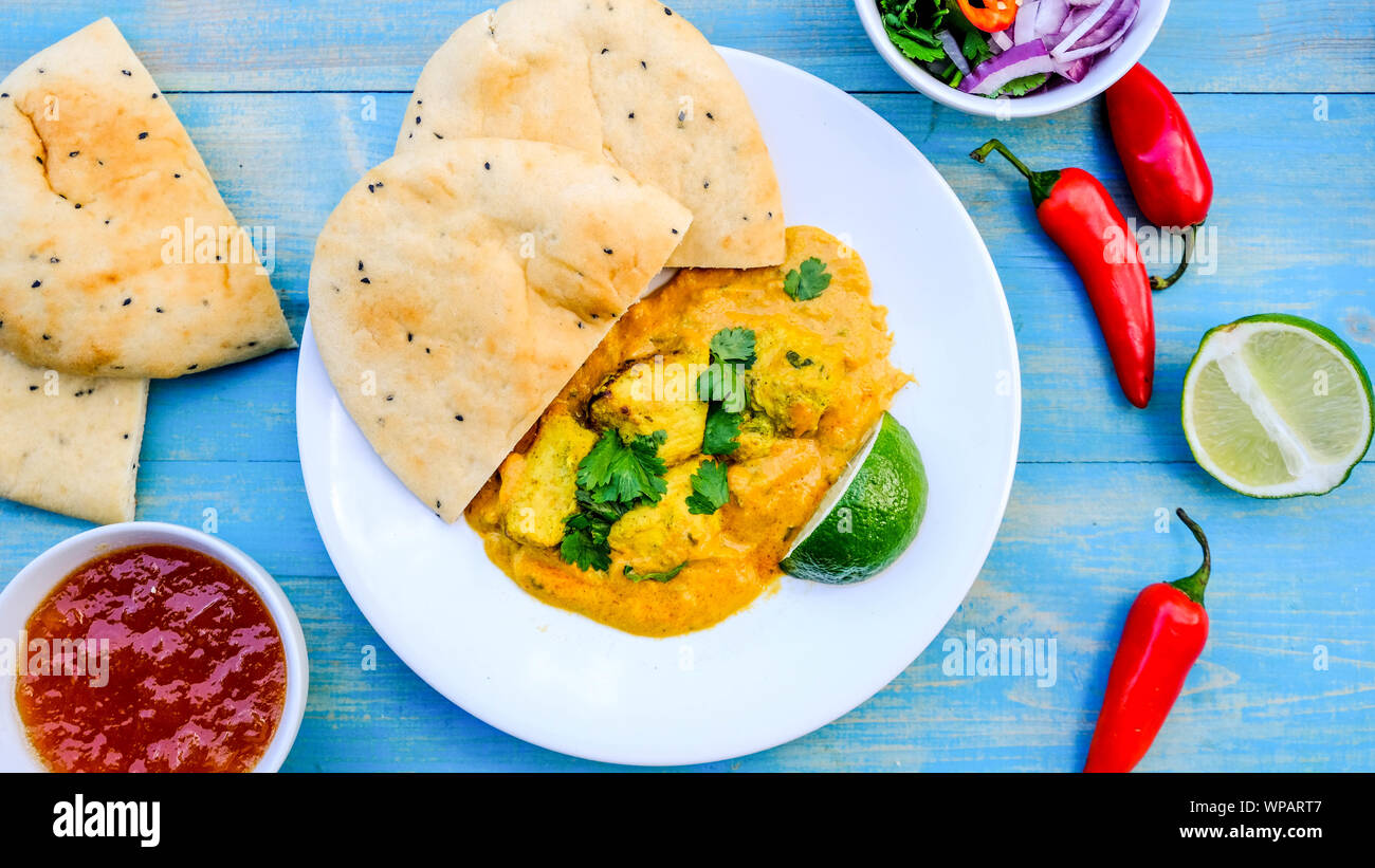 Poulet Korma curry indien traditionnel repas avec du pain naan Banque D'Images
