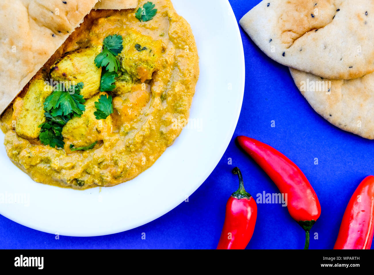 Poulet Korma curry indien traditionnel repas avec du pain naan Banque D'Images