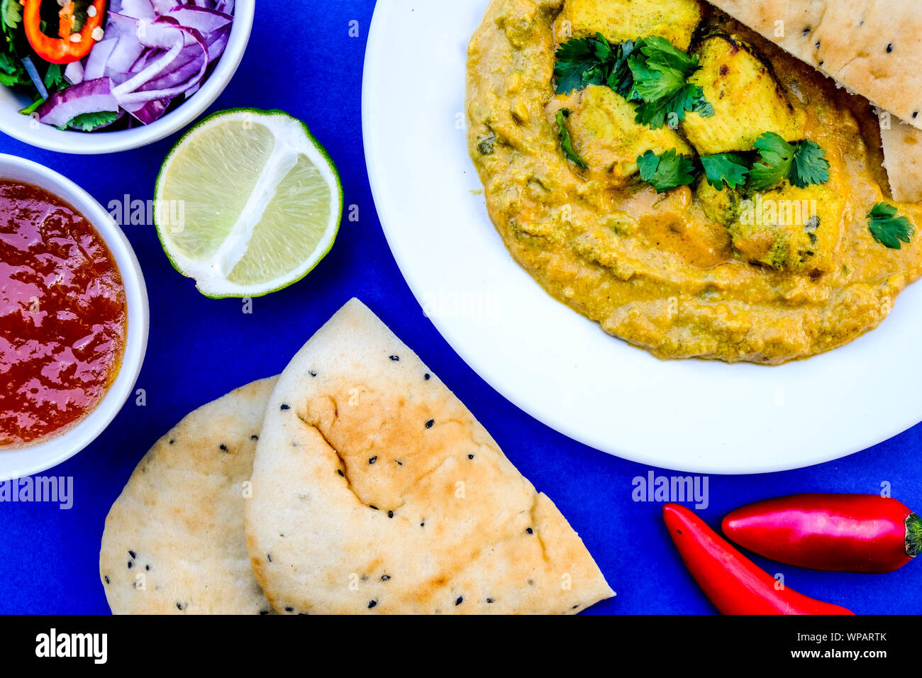Poulet Korma curry indien traditionnel repas avec du pain naan Banque D'Images