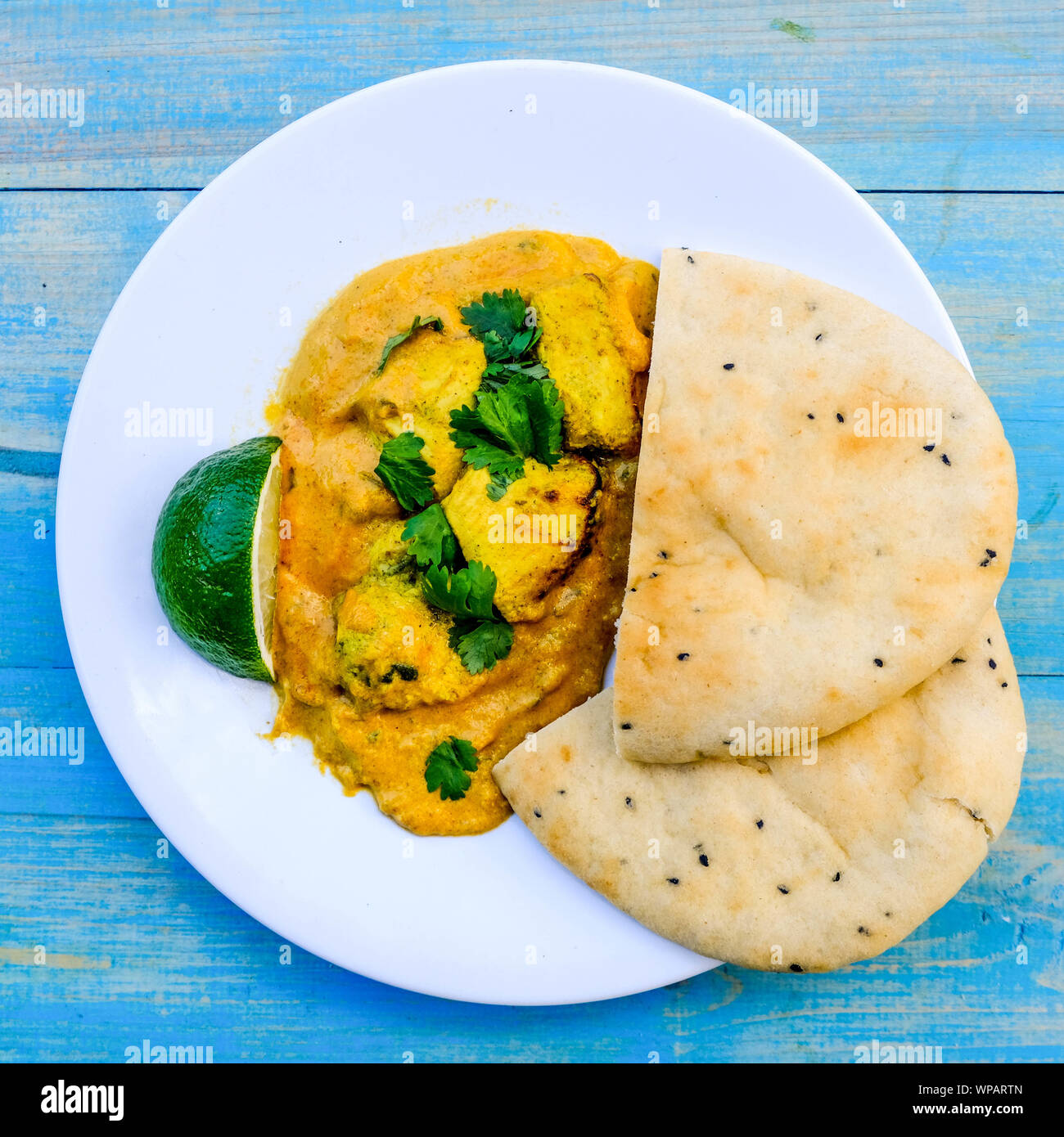 Poulet Korma curry indien traditionnel repas avec du pain naan Banque D'Images