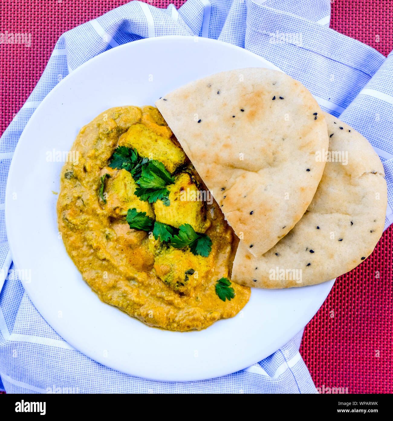 Poulet Korma curry indien traditionnel repas avec du pain naan Banque D'Images