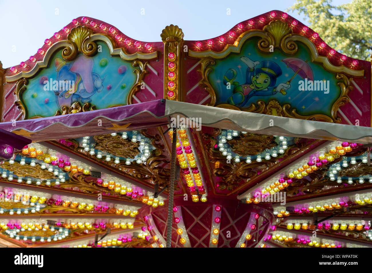 Lumières multicolores et la décoration d'une après-midi ensoleillée au carrousel à brugg 2019 jugendfest. Banque D'Images