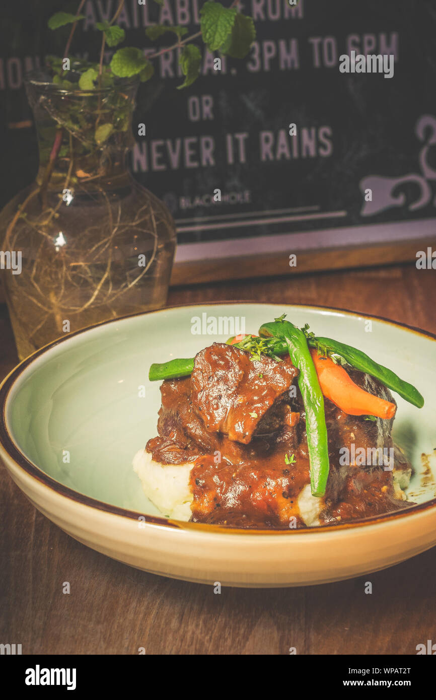 Joue de boeuf braisée Git Cheeky avec ragoût de haricots verts et mash housemade Banque D'Images