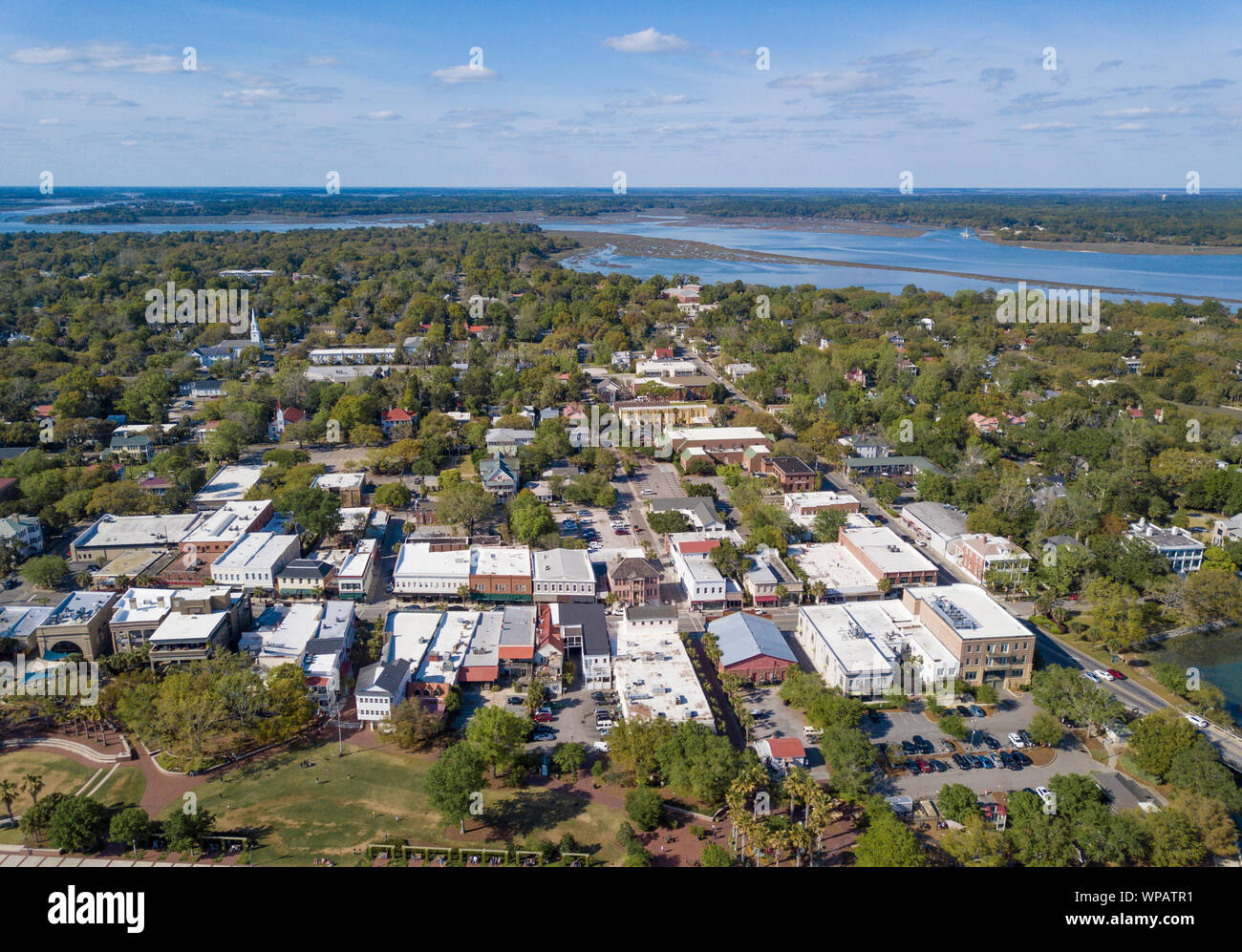 Vue aérienne du centre-ville de Beaufort, Caroline du Sud et de l'eau environnante. Banque D'Images Vue aérienne du centre-ville de Beaufort, Caroline du Sud et de l'eau environnante. Banque D'Images