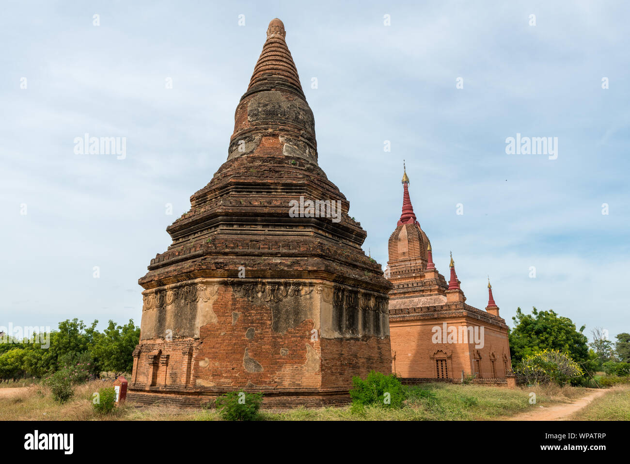 Photo grand angle de l'ancienne pagode bouddhiste et du temple, les bâtiments de l'étonnant parc archéologique à Bagan, Myanmar Banque D'Images