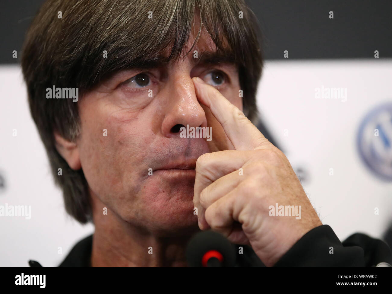 Belfast, Royaume-Uni. 05Th Sep 2019. Soccer : l'équipe nationale, conférence de presse l'Allemagne avant le championnat d'Irlande du Nord - Allemagne qualificatif à Windsor Park Stadium. L'entraîneur national Joachim Löw cherche dans le tour. Crédit : Christian Charisius/dpa/Alamy Live News Banque D'Images