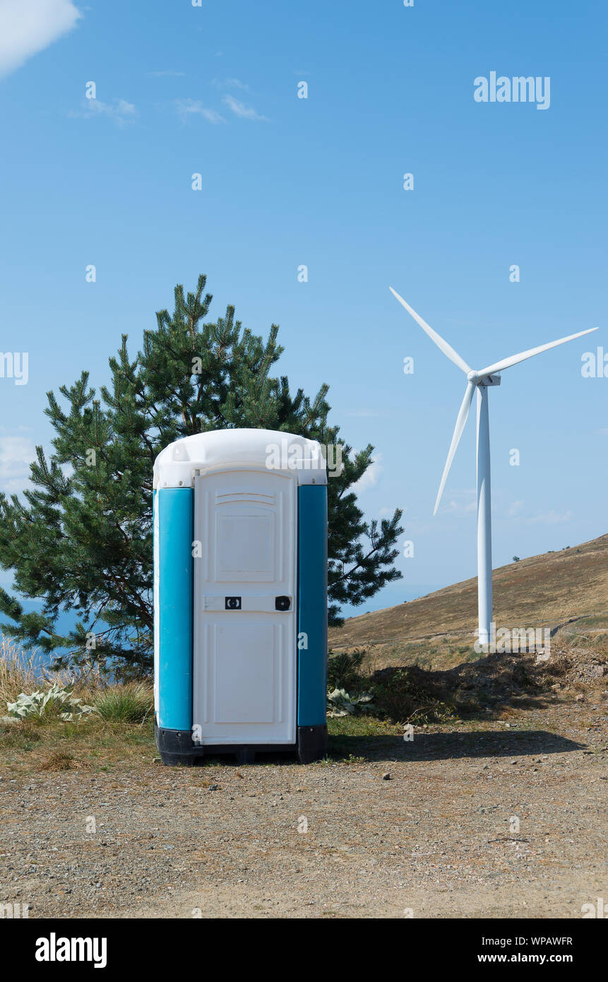 Éoliennes. Bio cabine des toilettes. Banque D'Images