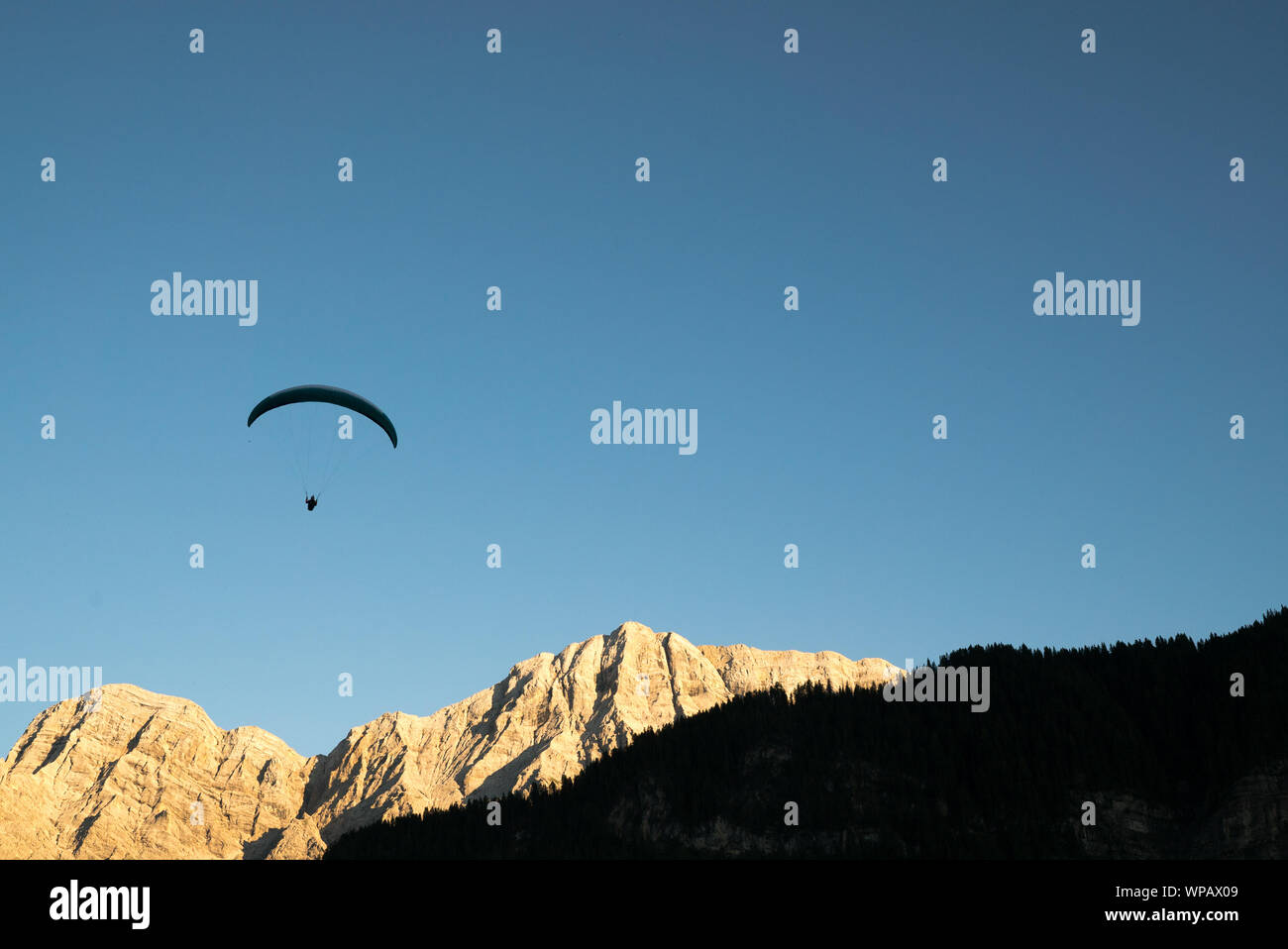 Silhouette de la dolomite en parapente paysage de montagne dans la lumière du soir près de la Valle Banque D'Images