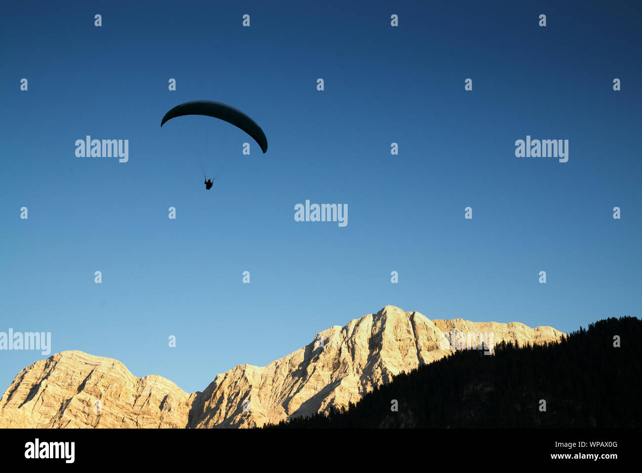 Silhouette de la dolomite en parapente paysage de montagne dans la lumière du soir près de la Valle Banque D'Images