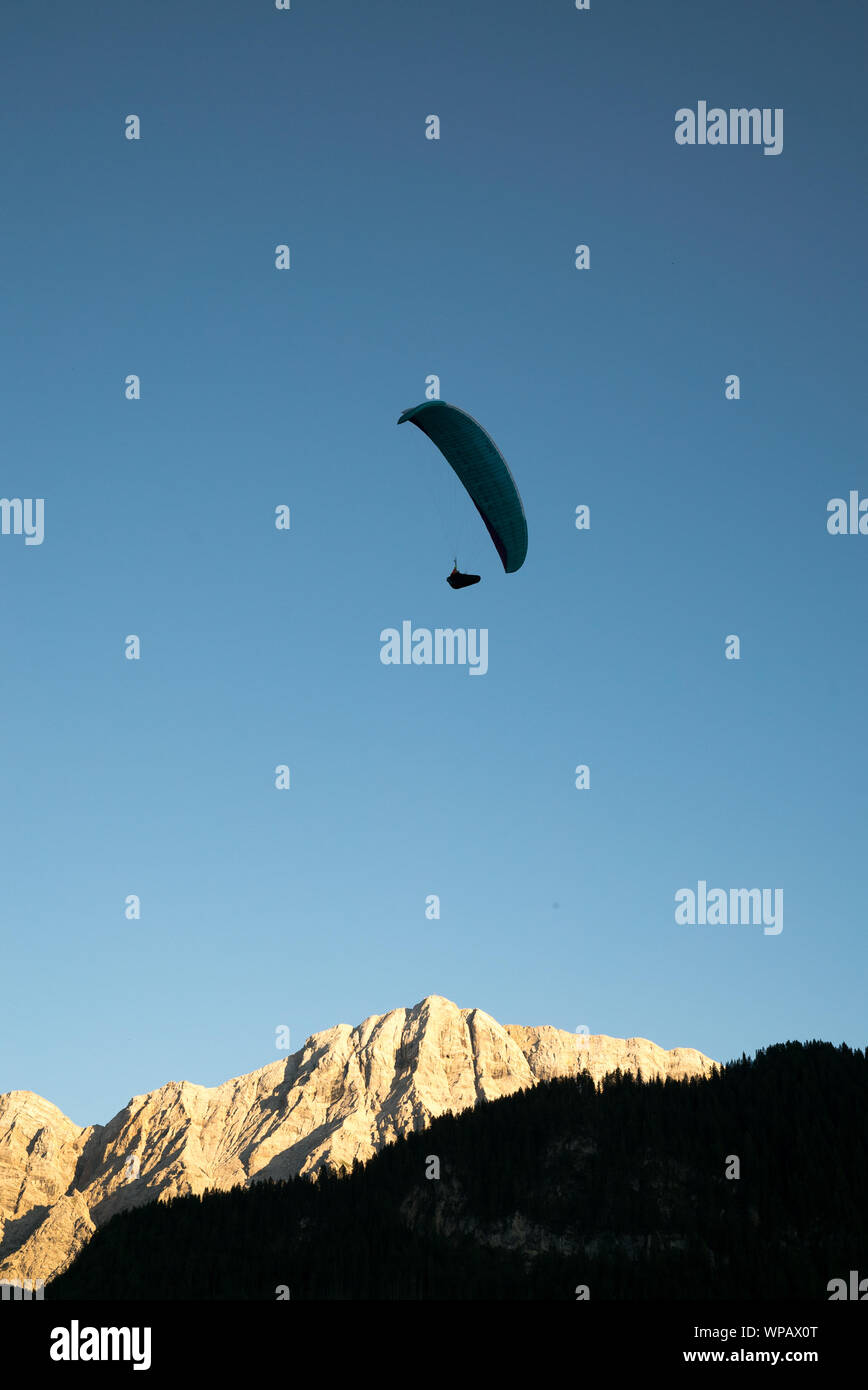 Silhouette de la dolomite en parapente paysage de montagne dans la lumière du soir près de la Valle Banque D'Images