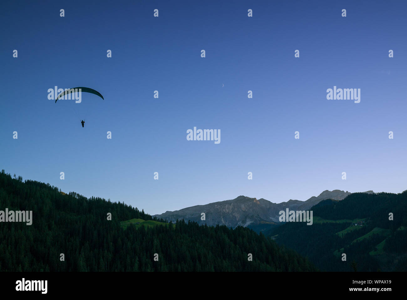 Silhouette de la dolomite en parapente paysage de montagne au coucher du soleil près de Wengen Banque D'Images