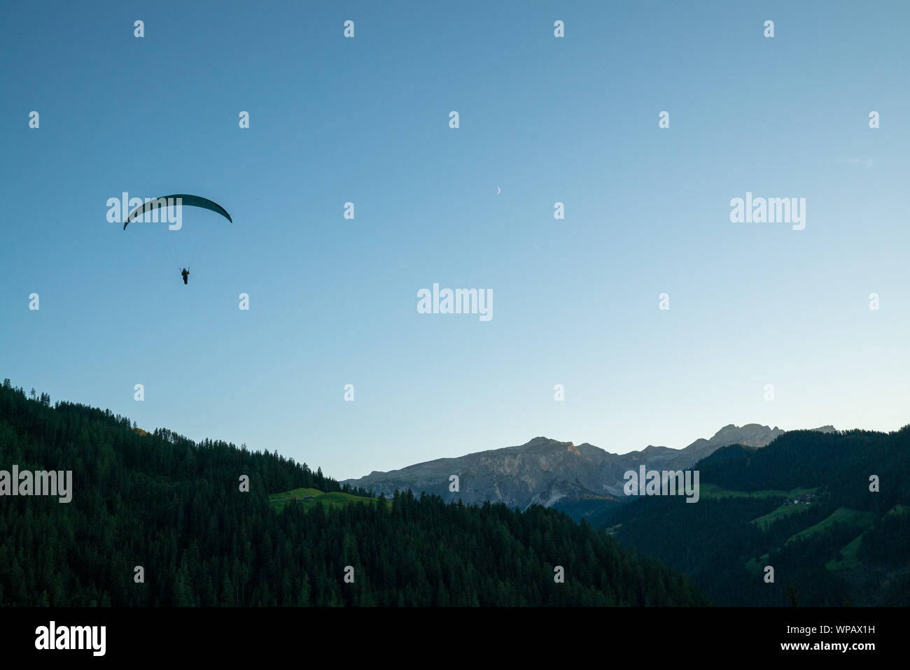 Silhouette de la dolomite en parapente paysage de montagne dans la lumière du soir près de la Valle Banque D'Images