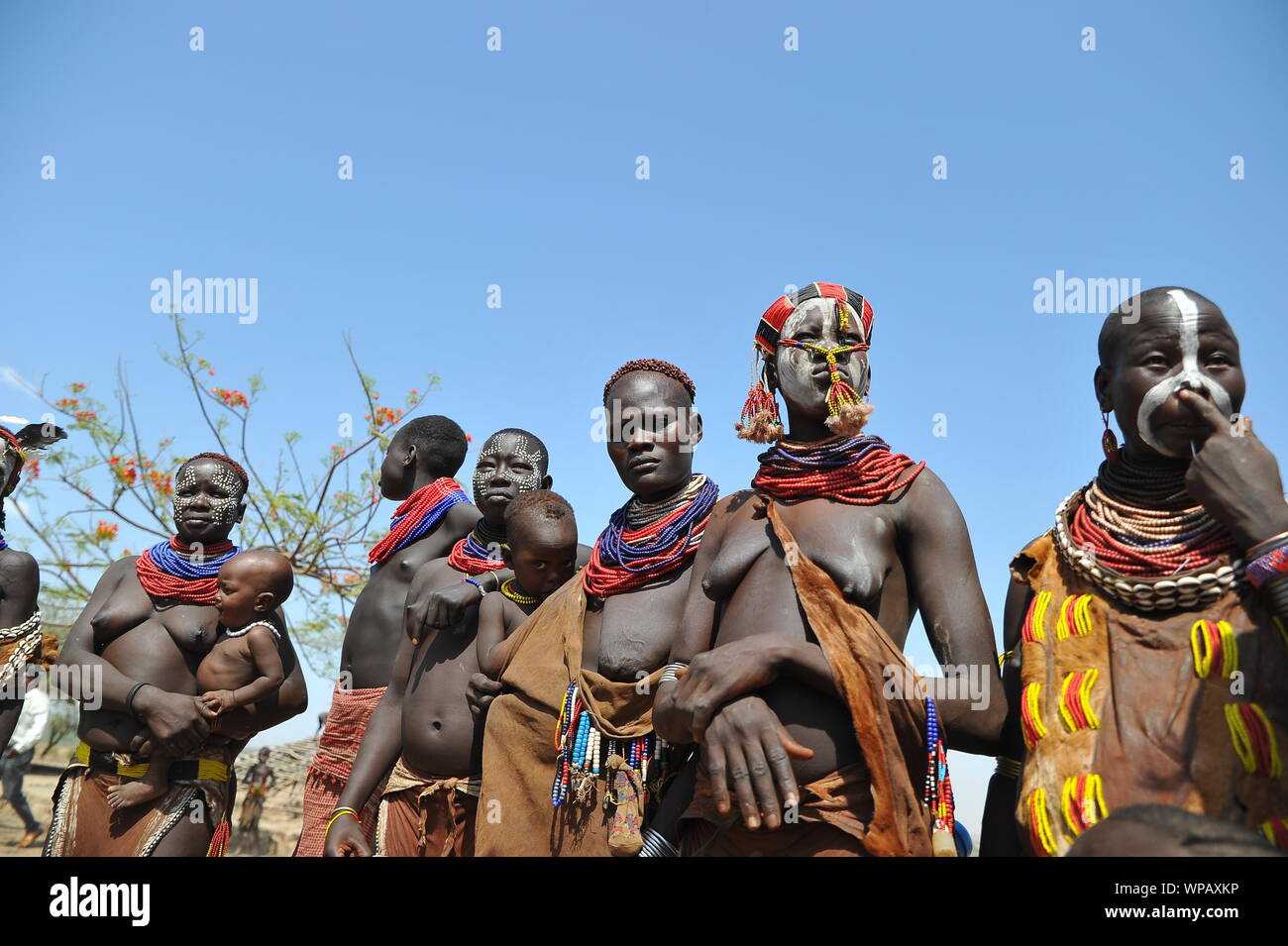 La tribu Karo dans la vallée de l'Omo au sud de l'Éthiopie Banque D'Images