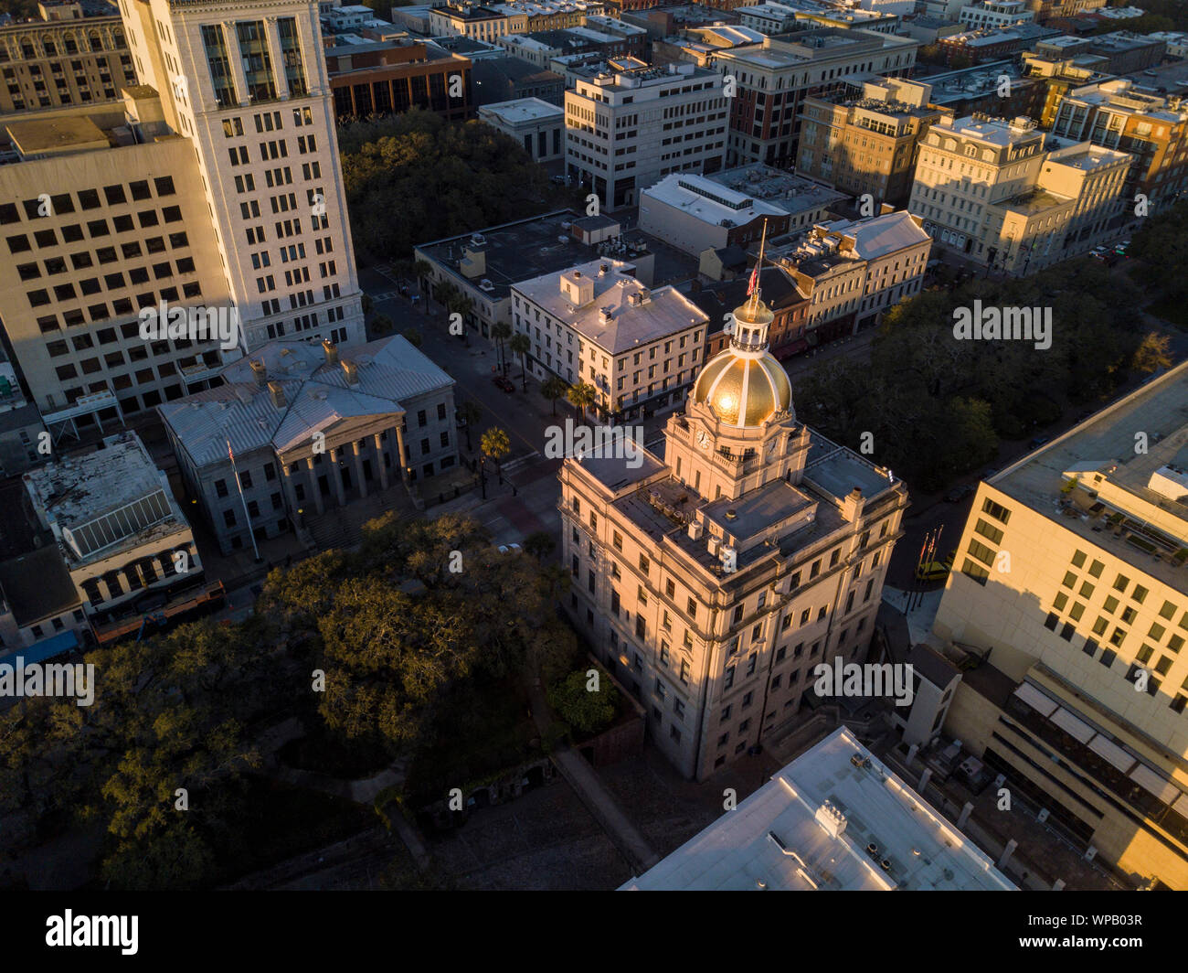 Vue aérienne de haut en bas de l'hôtel de ville de Savannah, Géorgie, USA. Banque D'Images