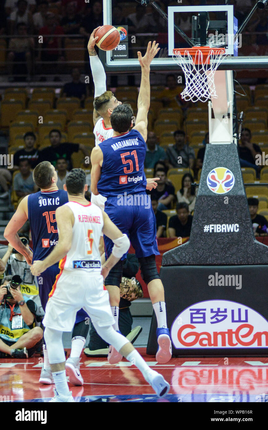 Willy Hernangomez Geuer (Espagne) Plus de dunk Boban Marjanovic (Serbie).  Coupe du Monde de Basketball FIBA 2019 Chine, deuxième tour Photo Stock -  Alamy