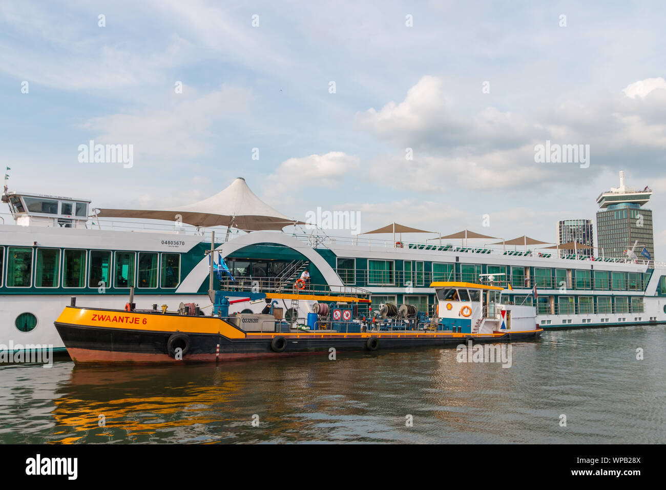 Amsterdam, Pays-Bas - le 21 août 2019 : croisière sur le fleuve du Rhin être ravitaillé en carburant d'un bateau dans le port d'Amsterdam, Pays-Bas Banque D'Images