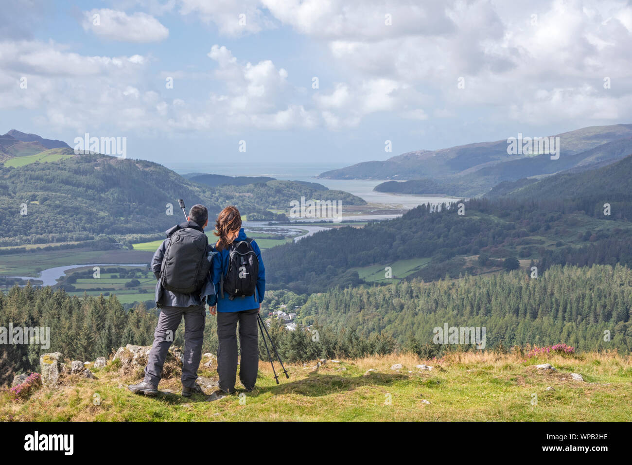 Jeune couple appréciant la vue sur l'estuaire de Mawddach du précipice à pied, le Parc National de Snowdonia , North Wales, UK Banque D'Images
