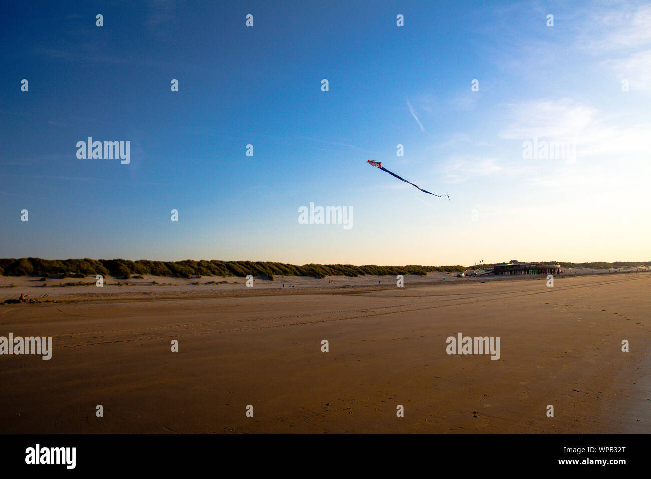 Photos prises de cerfs-volants colorés sur la main d'un festival de cerf-volant sur la plage de Buren sur l'île d'Ameland, Août 2019 Banque D'Images