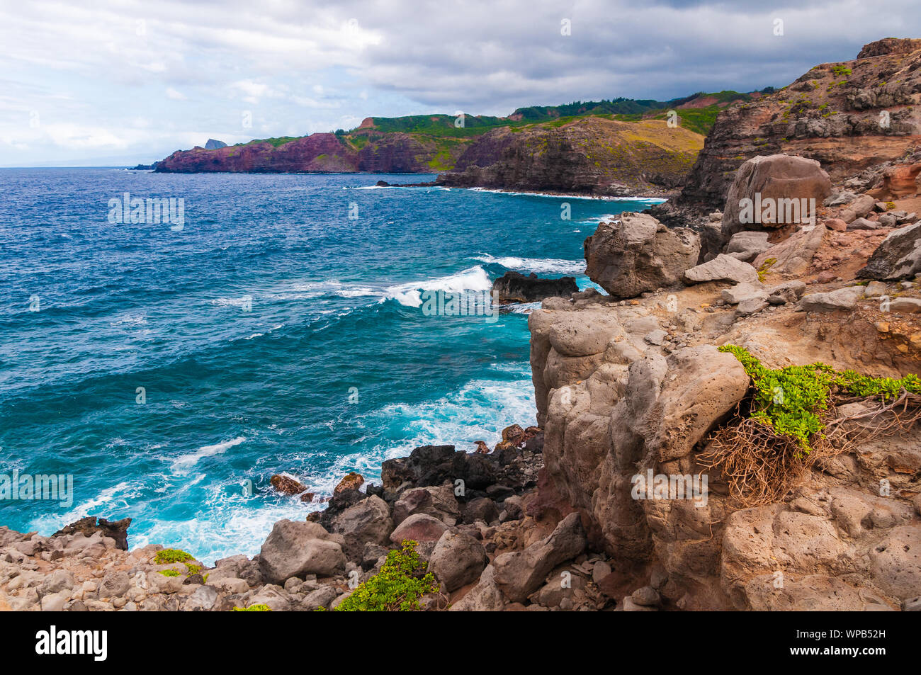 Rocher sur un bord de la falaise surplombant l'océan Pacifique, Maui, Hawaii, USA Banque D'Images