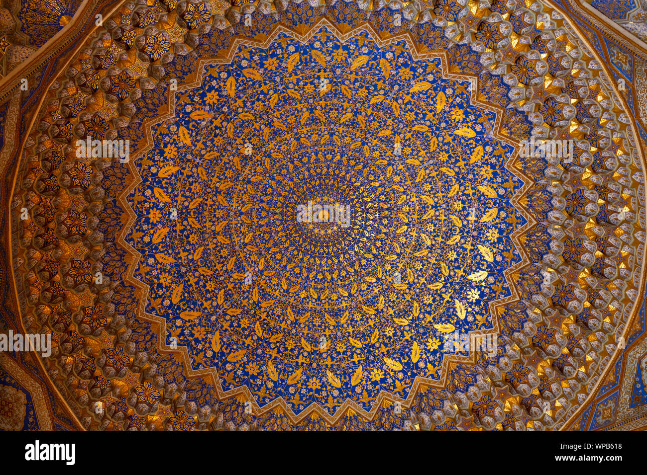 Le plafond d'or de l'Tilla Kari, ou Tilya Kori, Madrassa à Samarkand, Ouzbékistan. Banque D'Images
