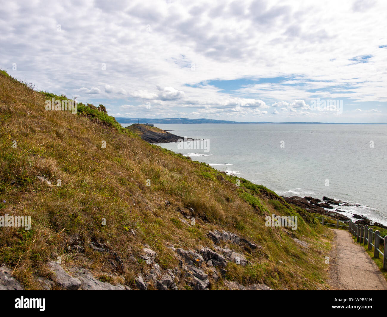 Une vue vers l'est sur le sentier du littoral sur Gower, entre et Limeslade Rotherslade Bay, Swansea, Pays de Galles, Royaume-Uni. Banque D'Images