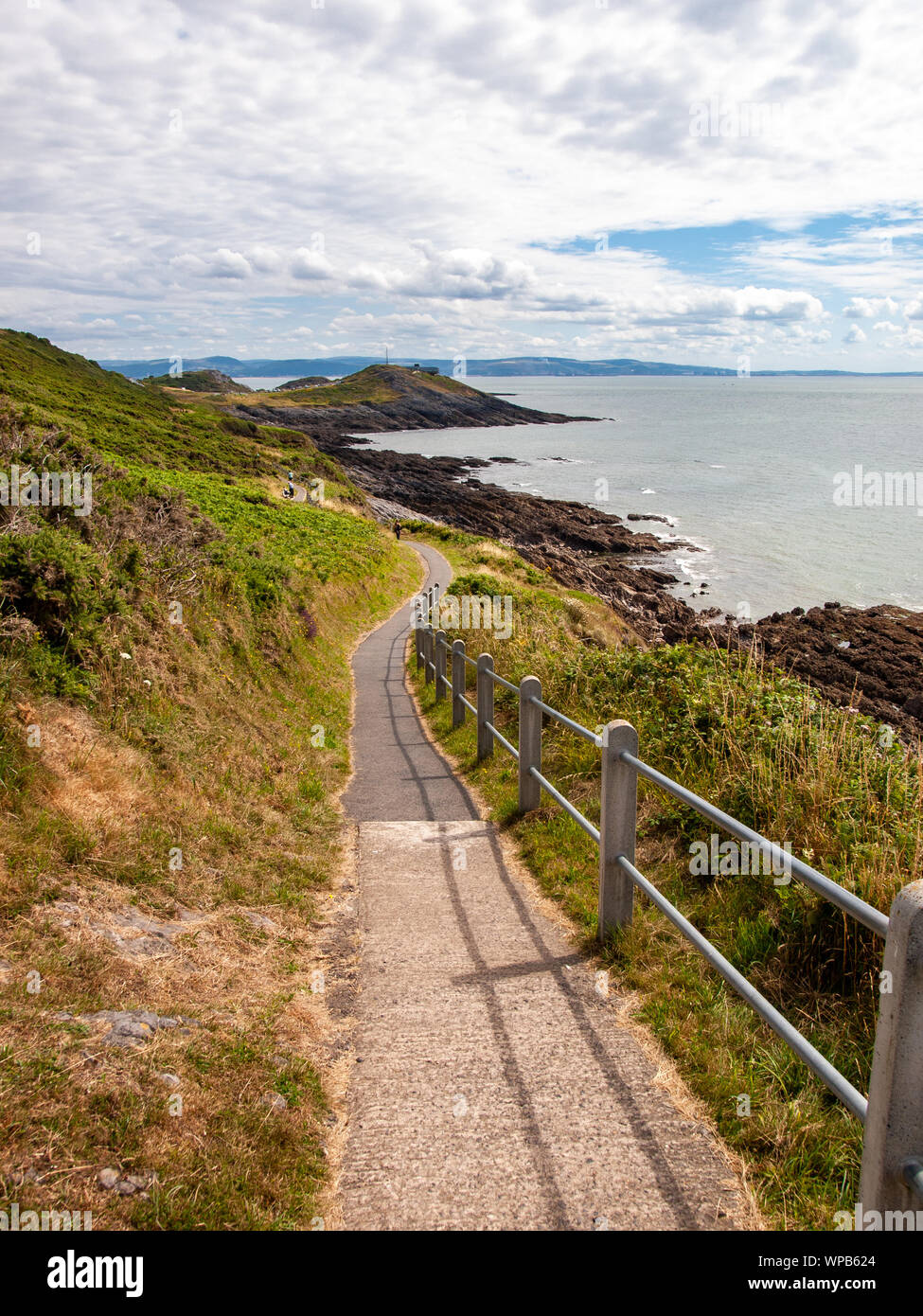 Une vue vers l'est sur le sentier du littoral sur Gower, entre et Limeslade Rotherslade Bay, Swansea, Pays de Galles, Royaume-Uni. Banque D'Images