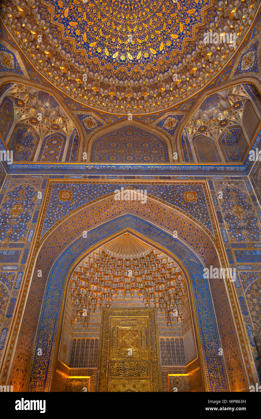 Les murs dorés et plafond de la Tilla Kari, ou Tilya Kori, Madrassa à Samarkand, Ouzbékistan. Banque D'Images