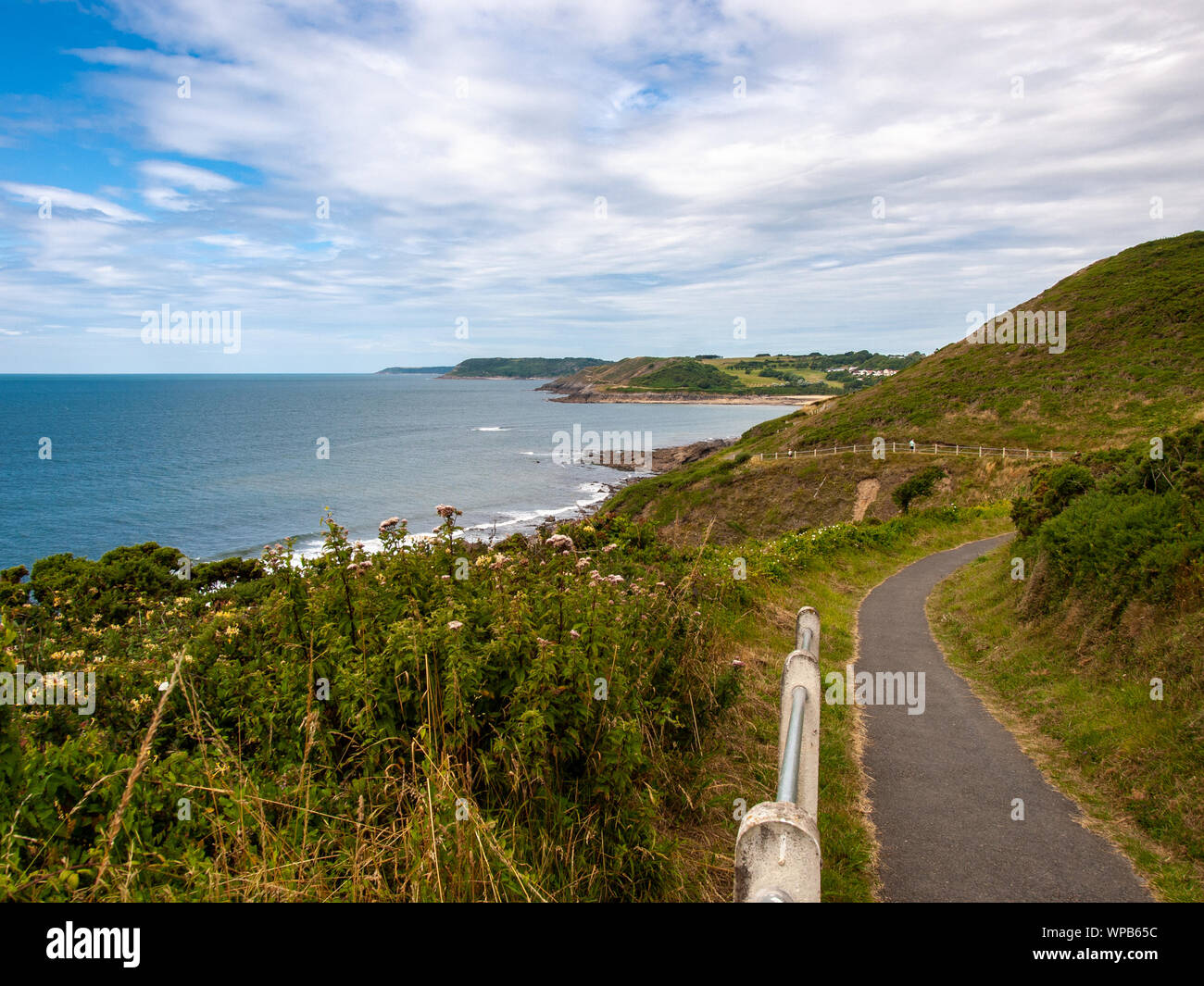 Une vue vers l'ouest en direction de Langland Bay sur le sentier du littoral sur Gower, entre et Limeslade Rotherslade Bay, Swansea, Pays de Galles, Royaume-Uni. Banque D'Images