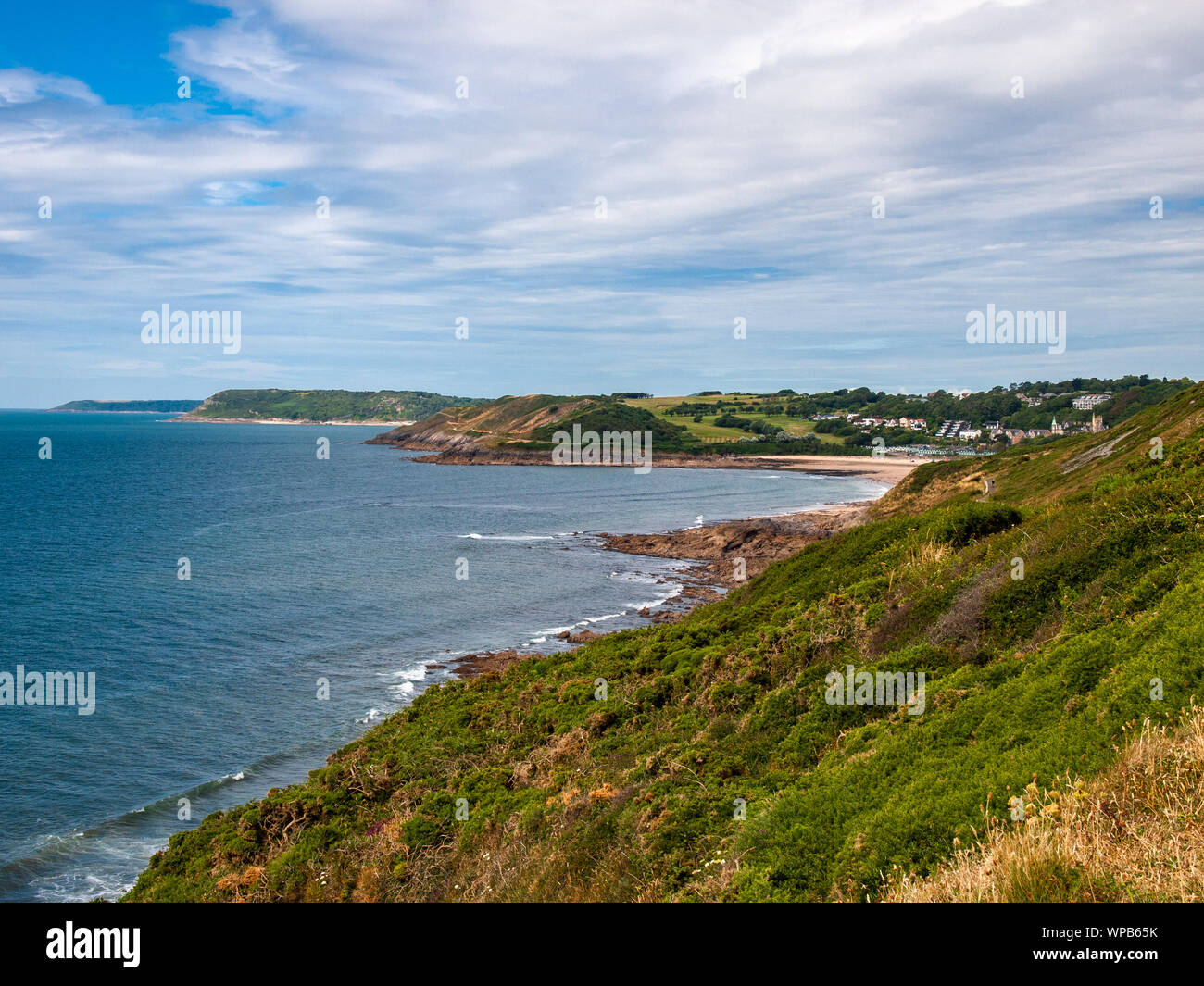 Une vue vers l'ouest en direction de Langland Bay sur le sentier du littoral sur Gower, entre et Limeslade Rotherslade Bay, Swansea, Pays de Galles, Royaume-Uni. Banque D'Images
