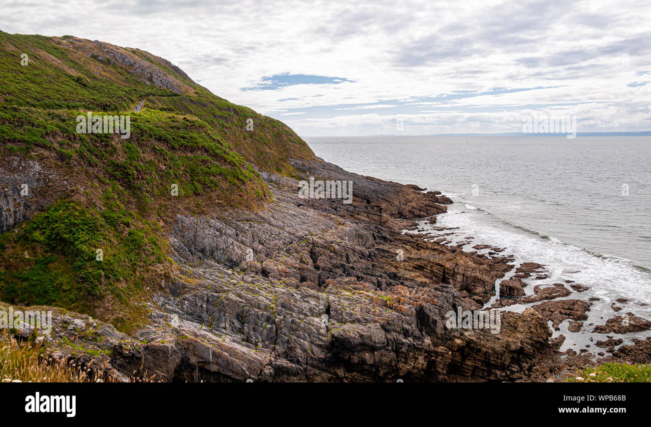 Une vue vers l'est sur le sentier du littoral sur Gower avec Devon à l'horizon, entre et Limeslade Rotherslade Bay, Swansea, Pays de Galles, Royaume-Uni. Banque D'Images