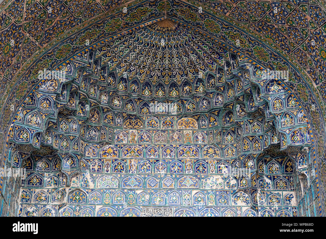 Plafond en mosaïque colorée traditionnelle dans une mosquée de la place Reguistan à Samarkand, Ouzbékistan. Banque D'Images