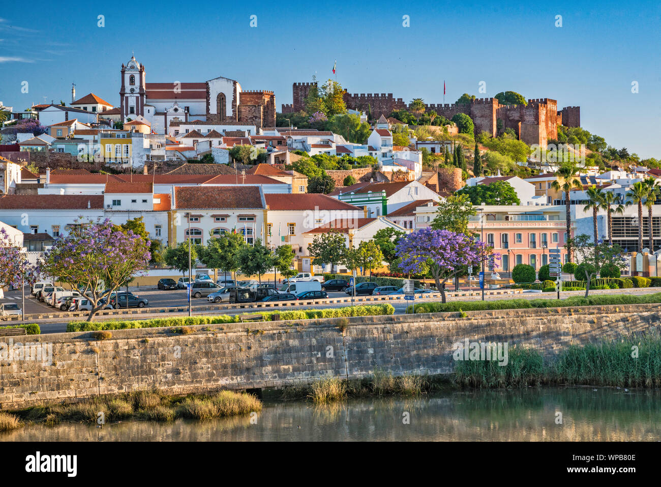 Le château maure et la cathédrale au lever du soleil sur la ville de Silves, district de Faro, Algarve, Portugal Banque D'Images