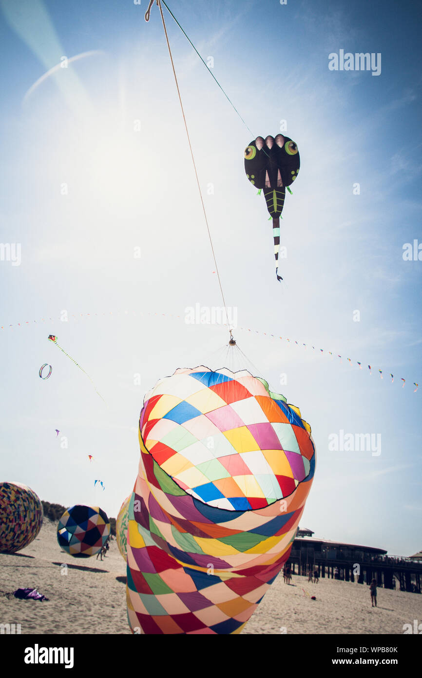 Photos prises de cerfs-volants colorés sur la main d'un festival de cerf-volant sur la plage de Buren sur l'île d'Ameland, Août 2019 Banque D'Images