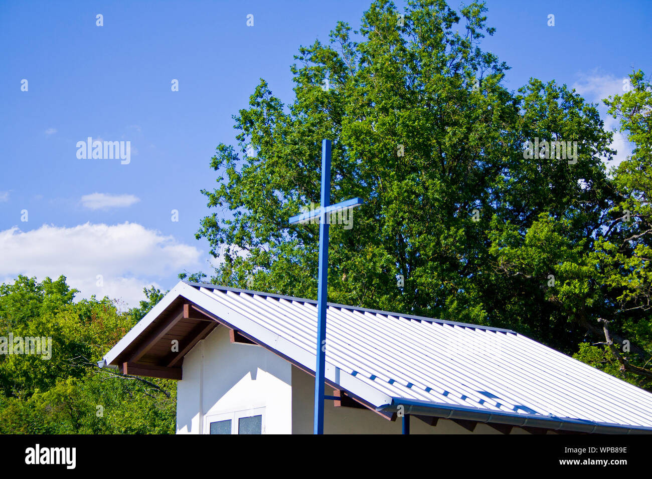 Petite église blanche avec croix bleue dans la Bavière, Allemagne Banque D'Images