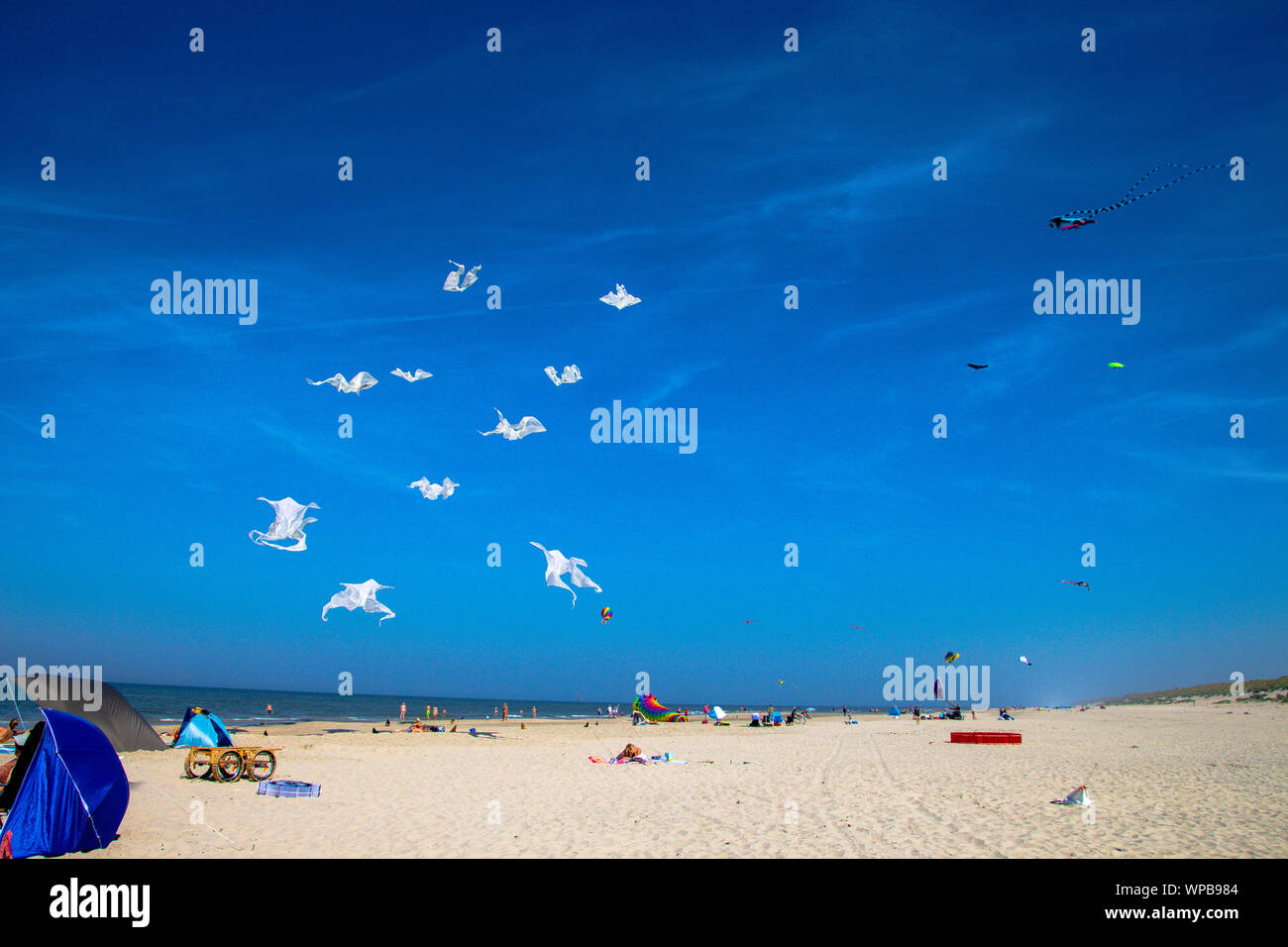 Photos prises de cerfs-volants colorés sur la main d'un festival de cerf-volant sur la plage de Buren sur l'île d'Ameland, Août 2019 Banque D'Images