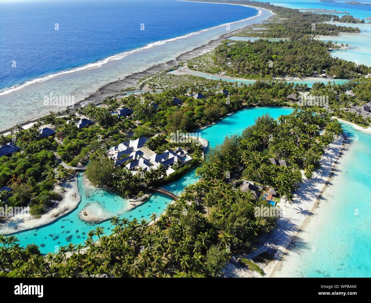 BORA BORA, POLYNÉSIE FRANÇAISE - 4 déc 2018- vue aérienne de villas bungalow sur pilotis au St Regis Resort Bora Bora dans le lagon de Bora Bora en français P Banque D'Images