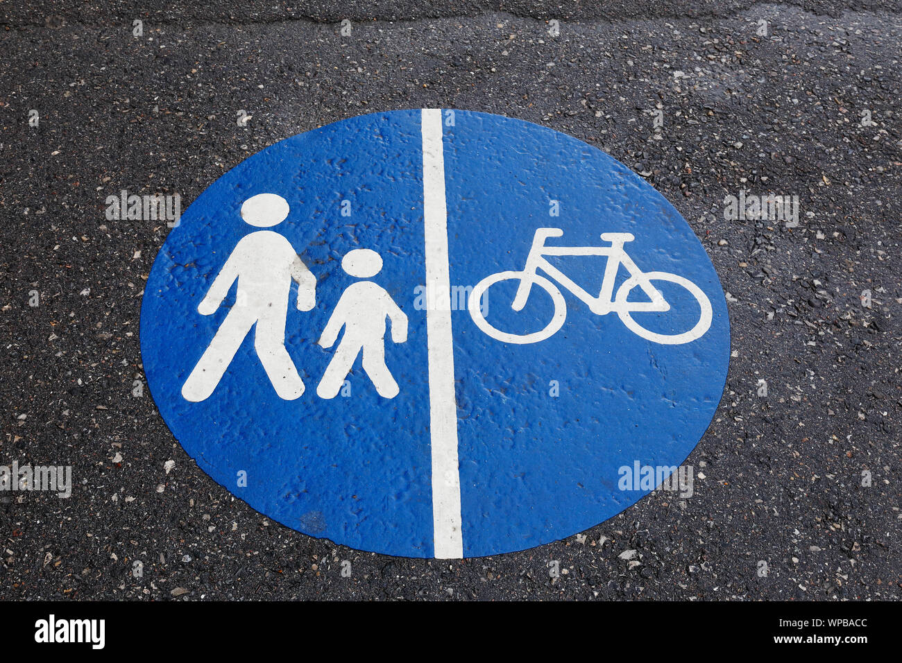 Panneau routier chemin distincts peints sur l'asphalte. Banque D'Images