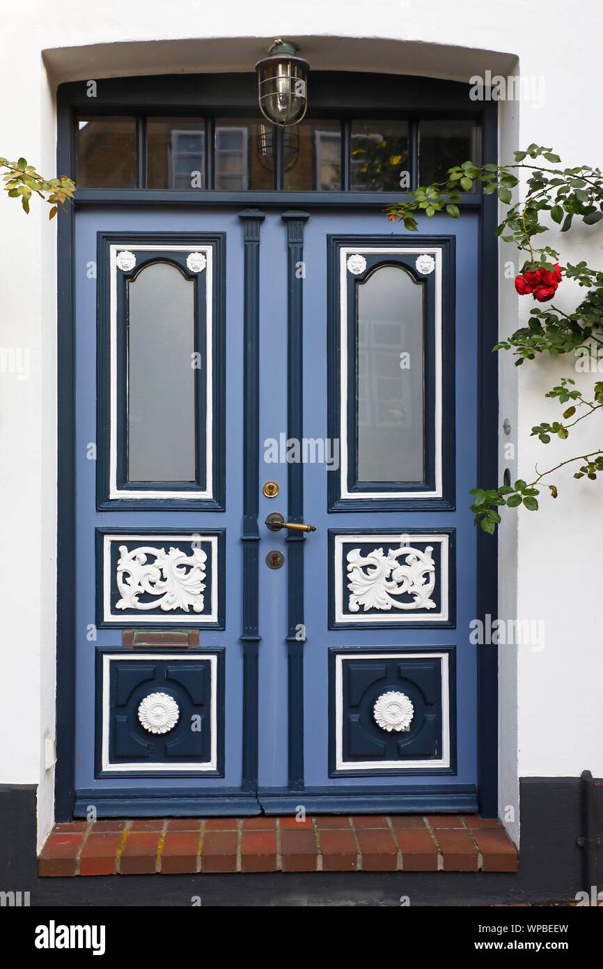 Maison historique avec porte en bois décoratif, Arnis an der Schlei, plus petite ville en Allemagne, Schleswig-Holstein, Allemagne Banque D'Images