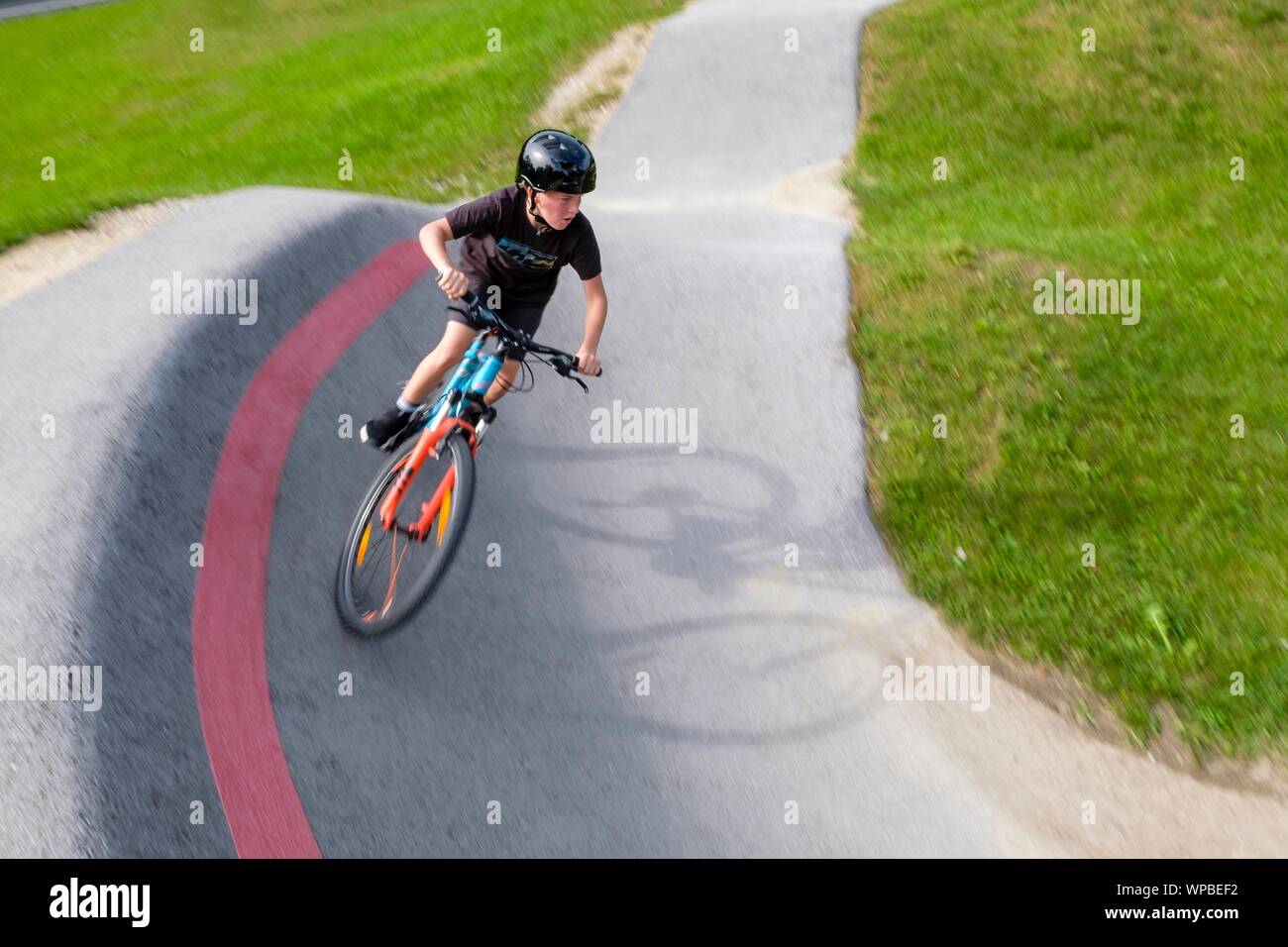 Enfant, garçon, 11 ans, école un vélo de montagne à travers une courbe raide dans une pompe piste, vélo de montagne, sentier Viehhausen, Salzbourg, Autriche Banque D'Images