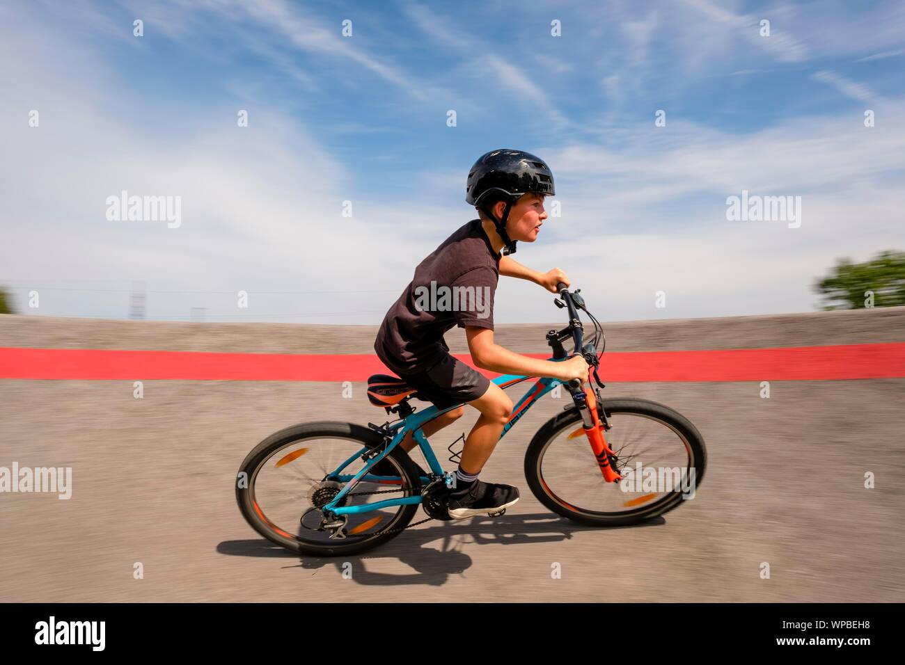 Enfant, garçon, 11 ans, école un vélo de montagne à travers une courbe raide dans une pompe piste, vélo de montagne, sentier Viehhausen, Salzbourg, Autriche Banque D'Images