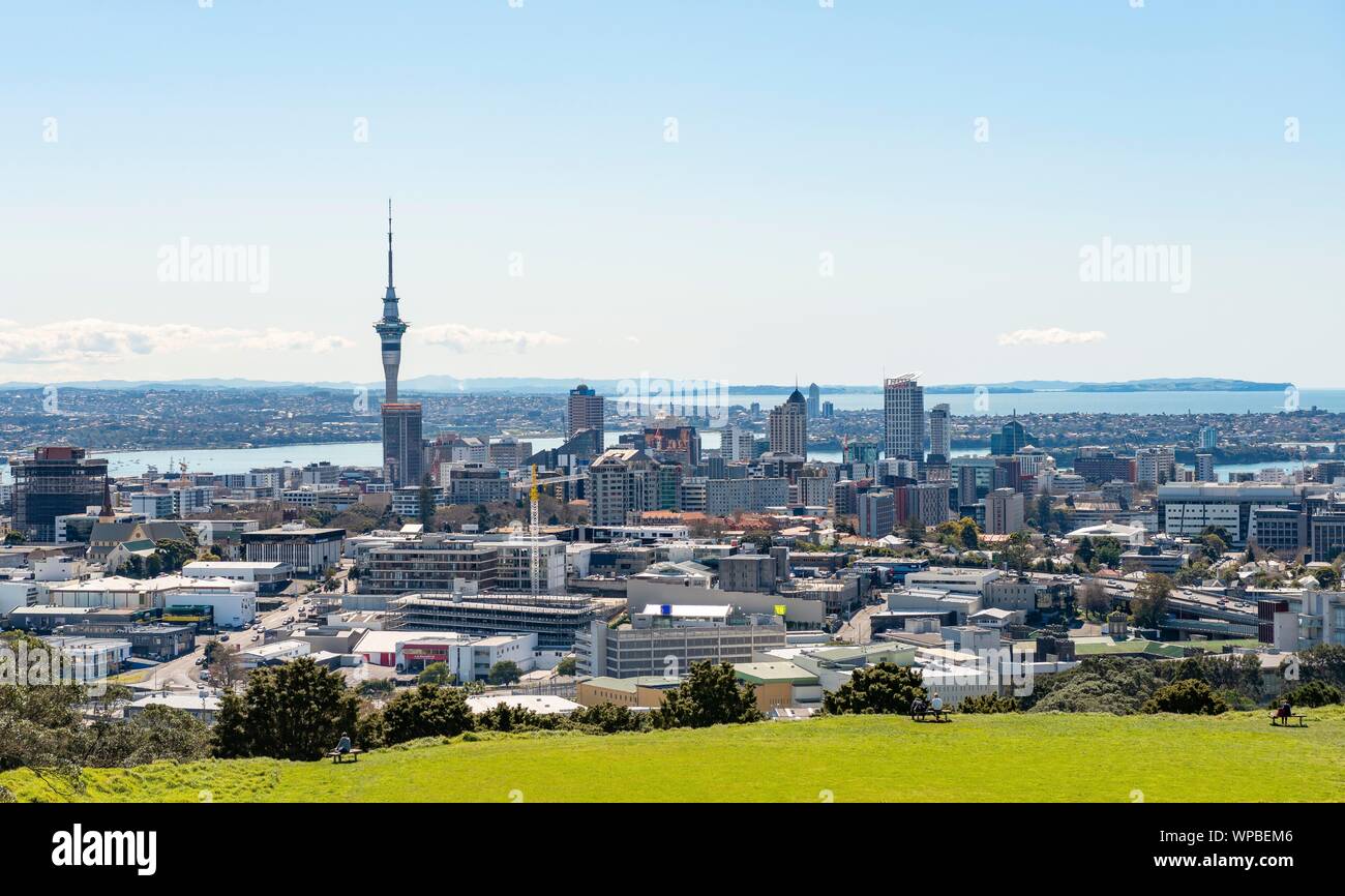 Vue depuis le mont Eden, cratères volcaniques, avec des toits de gratte-ciel, Auckland, North Island, New Zealand Banque D'Images