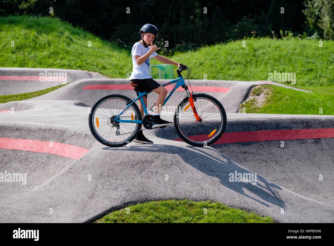 Enfant, garçon, 11 ans dans une ambiance poser sur un vélo de montagne en une pompe piste, vélo de montagne, sentier Viehhausen, Salzbourg, Autriche Banque D'Images