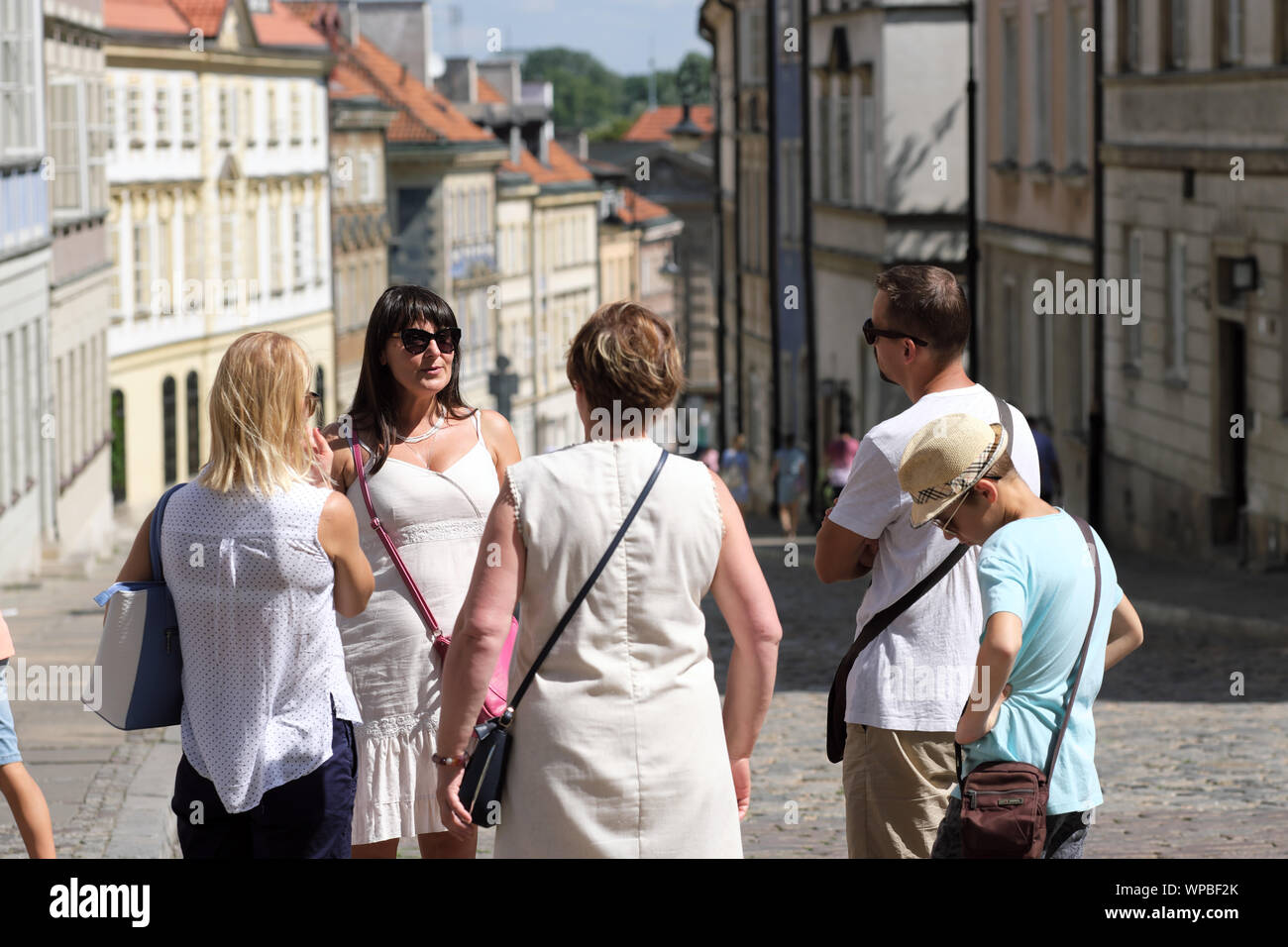 Pologne Varsovie guide ( deuxième à gauche ) avec un petit groupe de touristes dans la vieille ville de Varsovie Banque D'Images