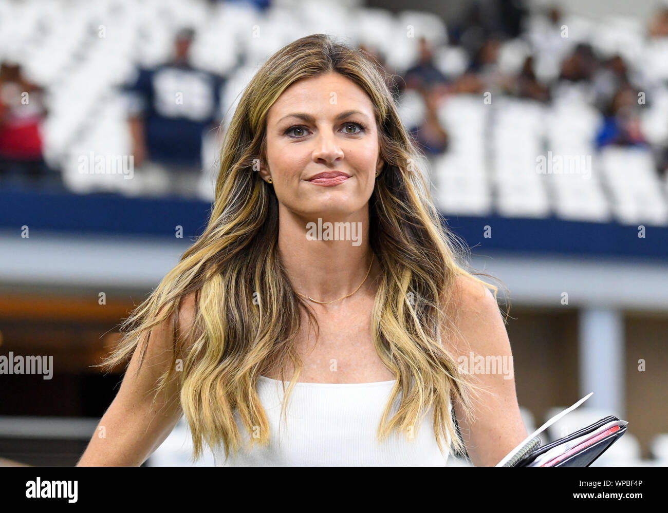 Arlington, Texas, USA. 05Th Sep 2019. Sep 08, 2019 : Fox NFL sideline analyst Erin Andrews sur le terrain avant un match de la NFL entre les Giants de New York et les Cowboys de Dallas à AT&T Stadium à Arlington, TX Albert Pena/CSM Crédit : Cal Sport Media/Alamy Live News Banque D'Images