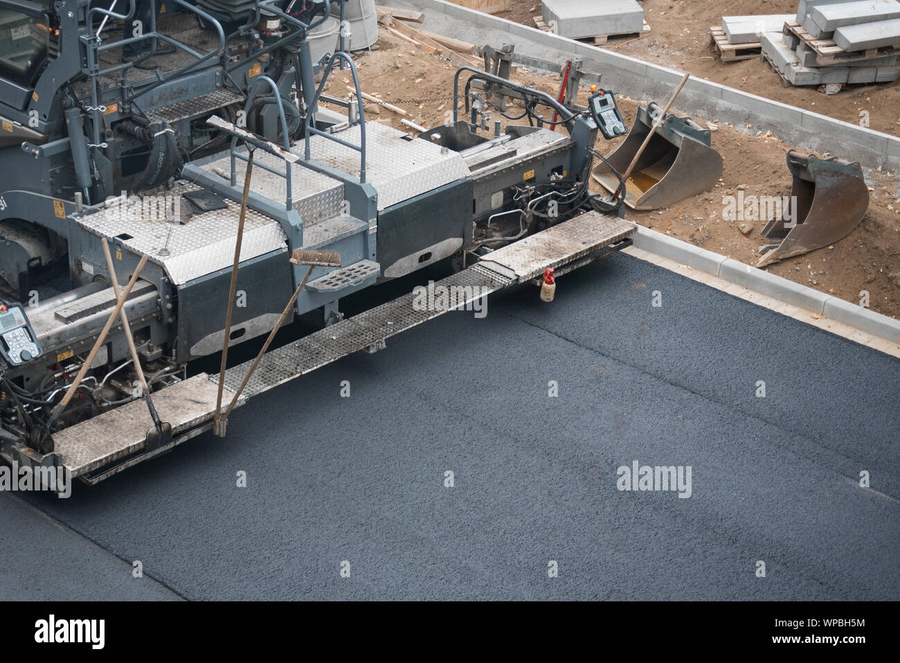 Travaux routiers avec l'asphaltage nouvelle surface Banque D'Images