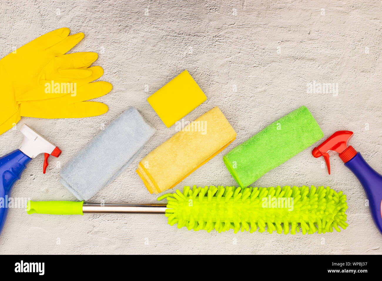 Trucs de nettoyage et produits de nettoyage maison sur la table Photo Stock  - Alamy