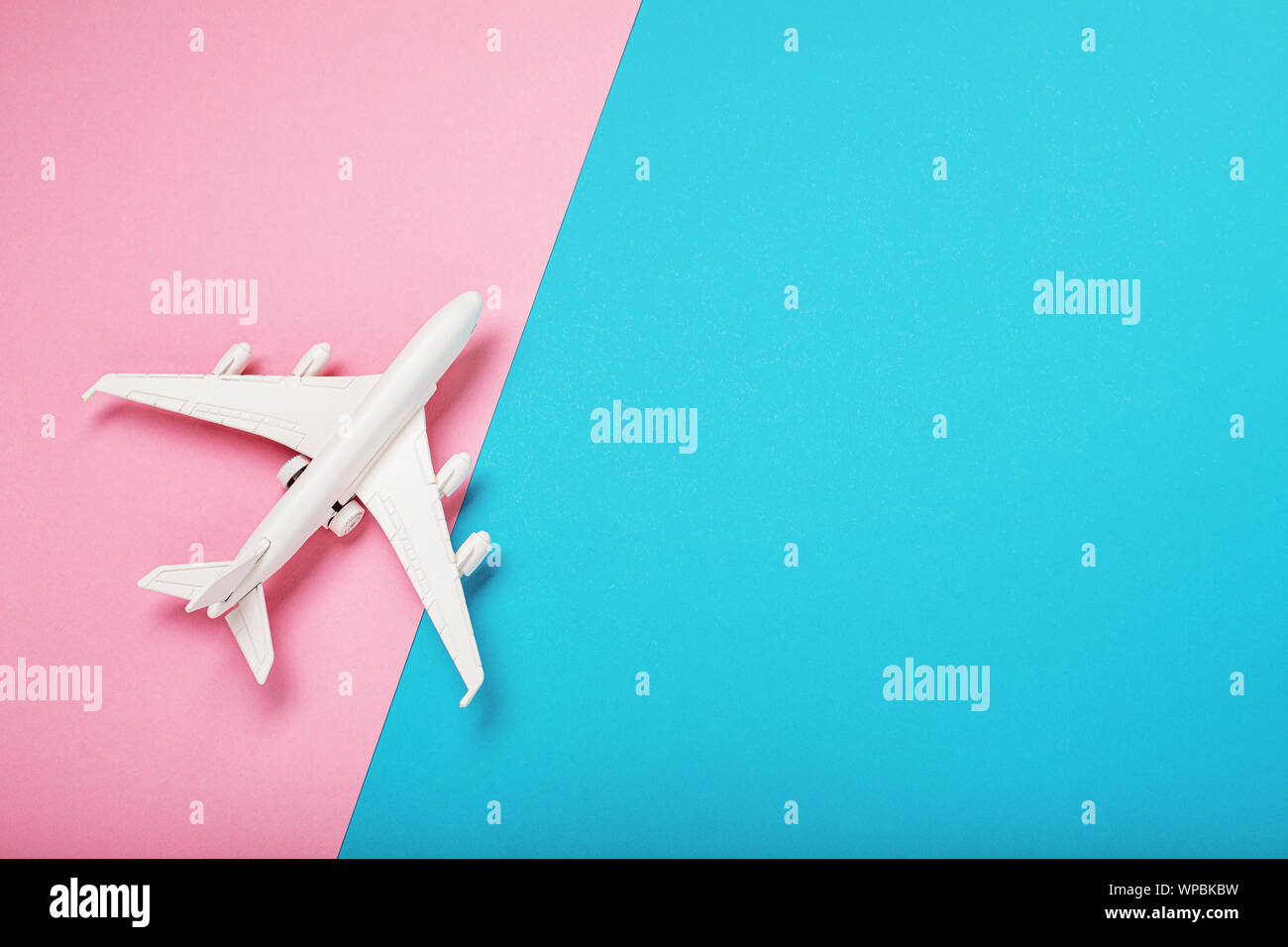 Petit jouet avion sur un fond de couleur avec l'exemplaire de l'espace. Voyage et du transport aérien, concept vue supérieure Banque D'Images