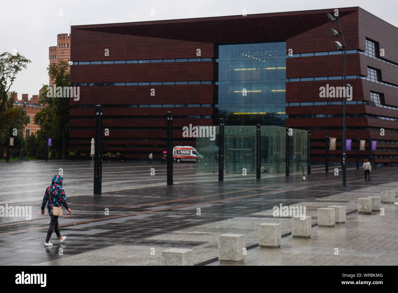 Wroclaw, Pologne. Sep 7, 2019. Une femme marche par le Forum National de Musique de NFM.Wroclaw est la quatrième plus grande ville de Pologne et la plus grande ville dans la région de Silésie. Ou Wroclaw Breslau en allemand a passé plus de 200 ans en vertu de l'article allemand mais après la Seconde Guerre mondiale, la région fut placée sous administration polonaise par l'accord de Potsdam, en vertu des modifications territoriales demandées par l'Union soviétique. Credit : Omar Marques/SOPA Images/ZUMA/Alamy Fil Live News Banque D'Images