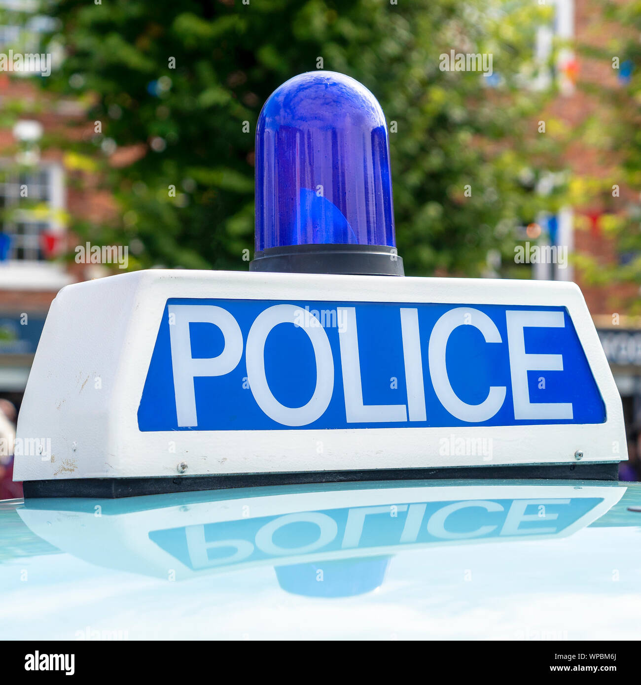 Old fashioned classic UK signe de la police et de lumière bleue sur le toit d'une voiture de patrouille Banque D'Images